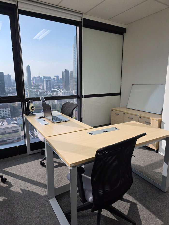 picture Meticulous Office 19 sq m. on Ekkamai - beautiful view. Just take 💻 that's enough. - 9/26