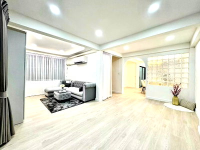เช่าบ้านแฝด เอสพลานาด รัชดาภิเษก : LTH16354 – House for Rent | Huai Khwang–Sutthisan | 5 Beds | 3 Baths | 50 Sq.wah | Pet-Friendly | 80K/Month