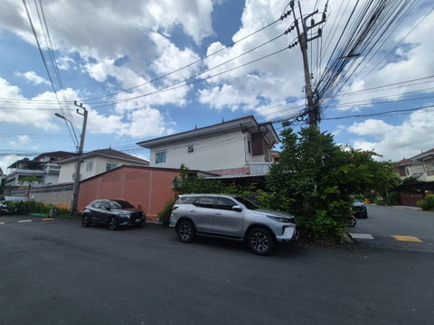 Baan Monthon 8 Thawiwatthana Road