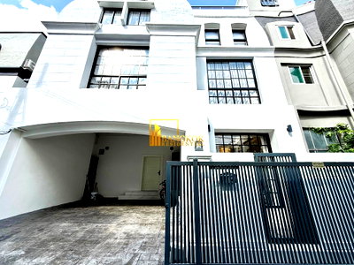 Townhouses for rent Bangkok : Modern 4 Bedroom Townhouse For Rent in Ekkamai Area - BR49107TH
