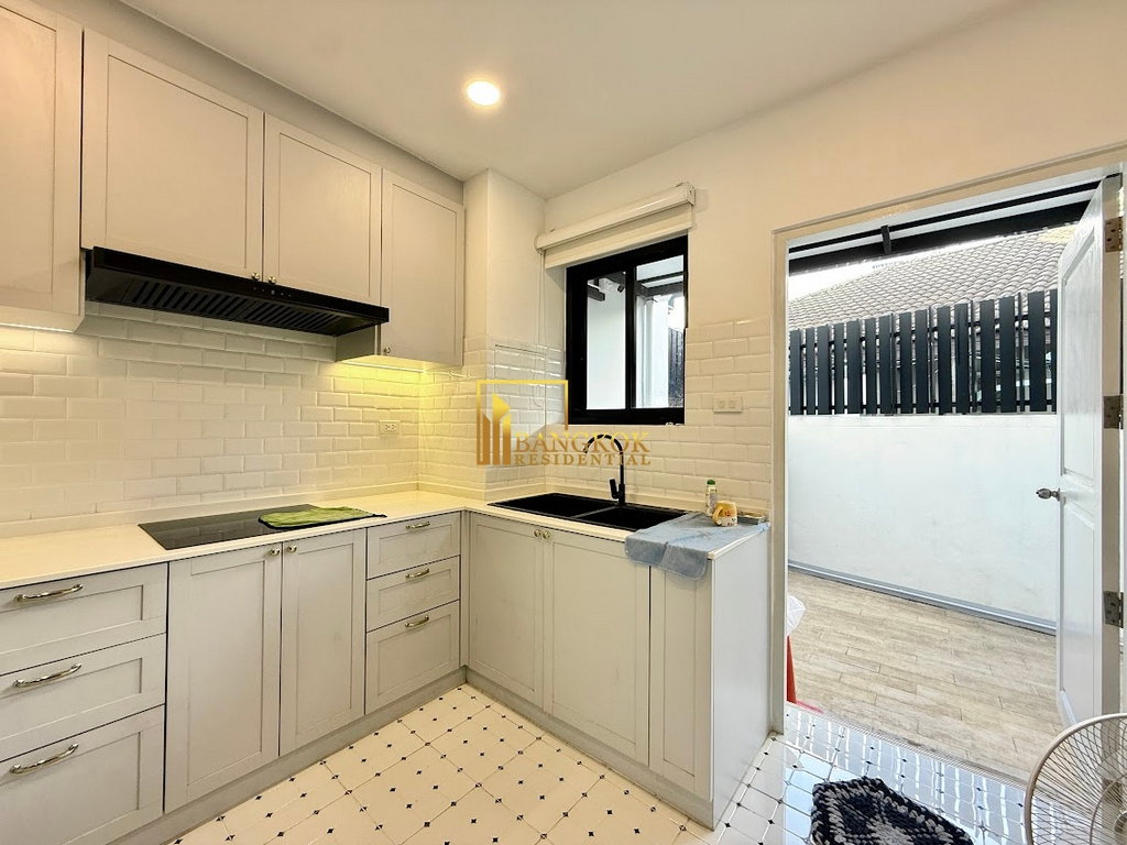 รูป Modern 4 Bedroom Townhouse For Rent in Ekkamai Area - BR49107TH - รูปที่ 8/45
