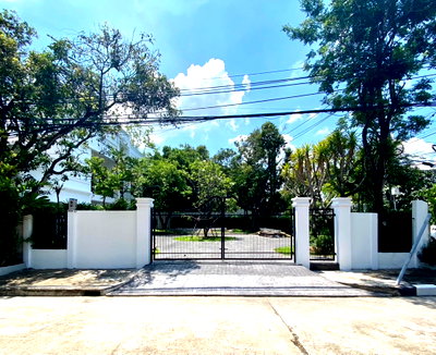 เช่าบ้านเดี่ยว ถนนสุรวงศ์ : ให้ เช่าบ้านหรูสไตล์ Modern Classic | 5 ห้องนอน | 310 ตร.ม. พัฒนาการ สวนสไตล์อังกฤษ บรรยากาศร่มรื่น อนุญาตให้เลี้ยงสัตว์เลี้ยง