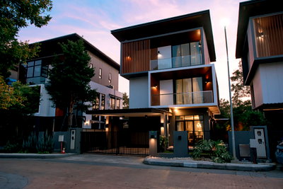 Houses for rent Chiang Mai : Akaluck Sansai, Beautifully designed built-in interiors throughout, near Ruamchok Market and Central Festival. (Tel/Line 088-5986998)