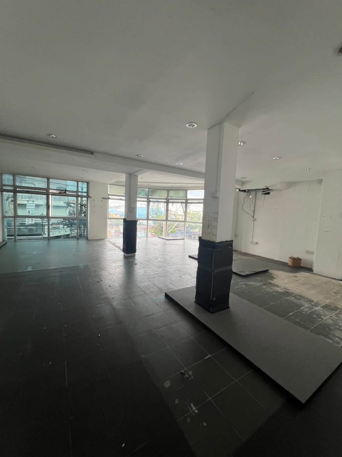 รูป LTH16297 – Corner Commercial Building For Rent | Opposite Soi On Nut 54 | MRT Si Nut 350 m. | 450+ Sq.m. | 70K/Month - รูปที่ 1/5