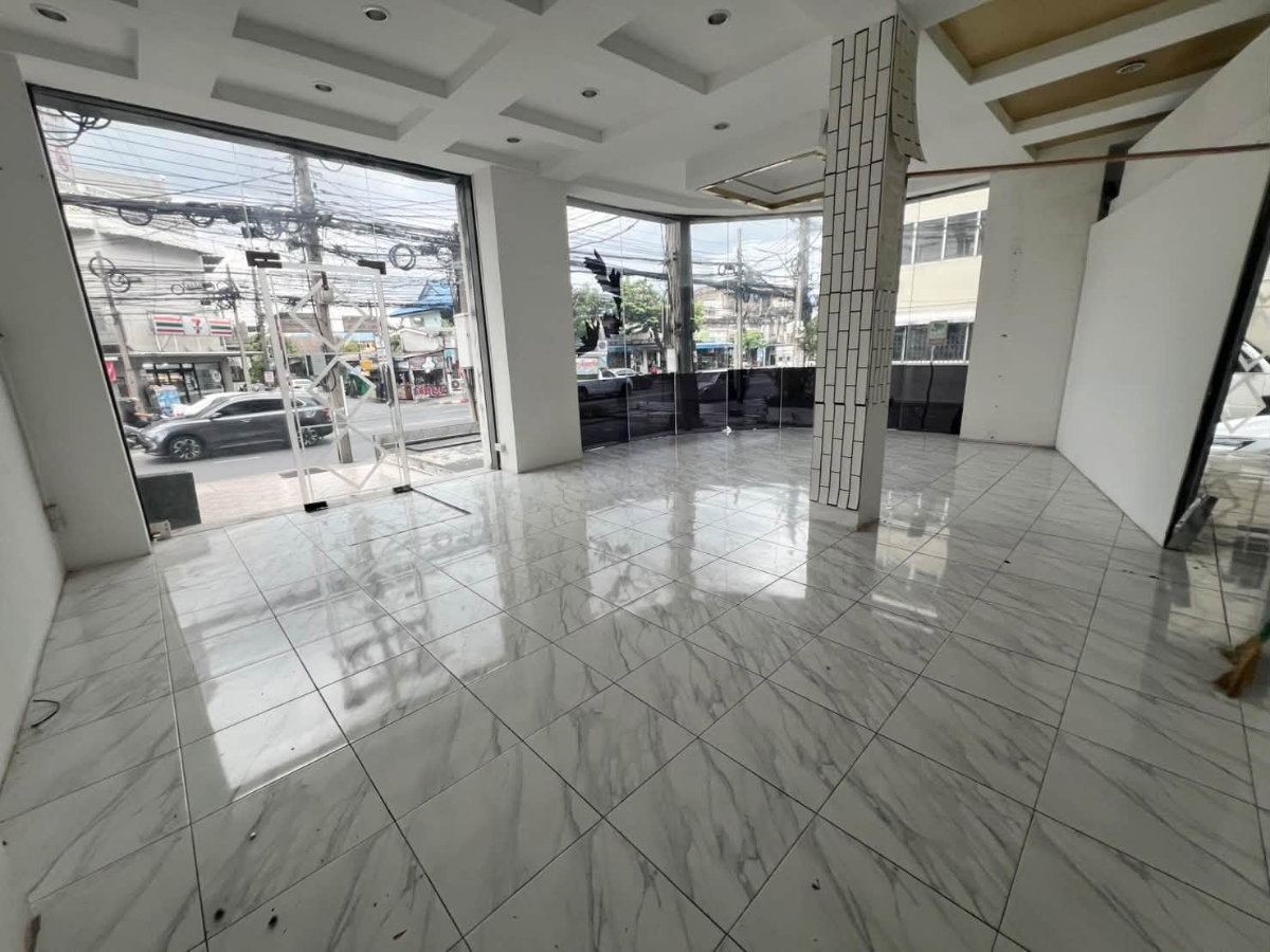 รูป LTH16297 – Corner Commercial Building For Rent | Opposite Soi On Nut 54 | MRT Si Nut 350 m. | 450+ Sq.m. | 70K/Month - รูปที่ 4/5