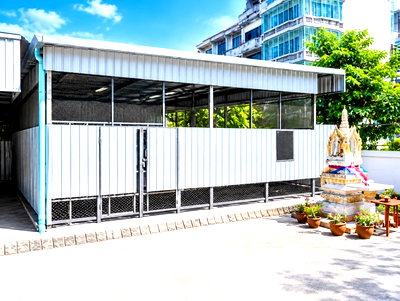 Factory for rent Sathon Road : 			Land with a structure for rent in the Charoen Krung–Bang Kho Laem area covering 53 square wah. Locat          