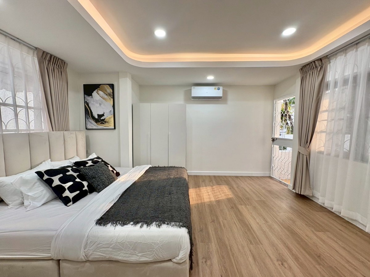 รูป ให้เช่า Luxury Pool Villa รัชดา | 5 ห้องนอน | Private Pool | 500 ตร.ม. | ใกล้ MRT ห้วยขวาง - รูปที่ 23/31
