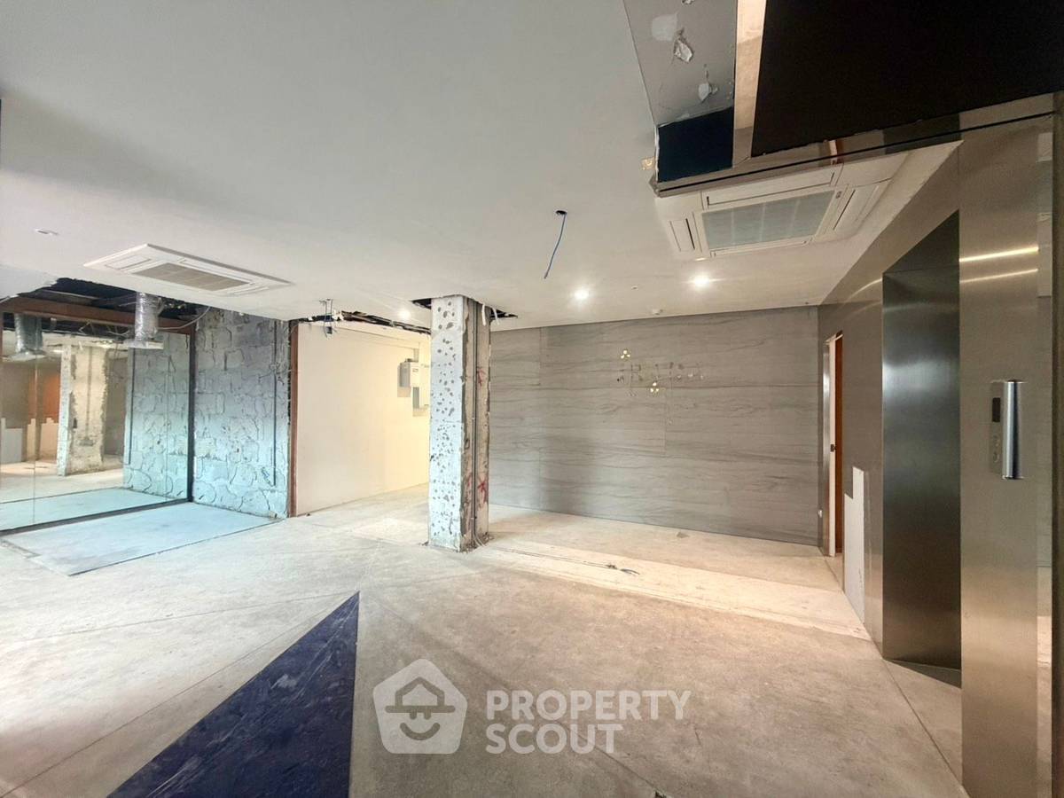 รูป 232 ตร.ม. 1 ห้องนอน ที่ Chani Residence ใกล้ BTS พร้อมพงษ์ (ID 3460048) - รูปที่ 3/14