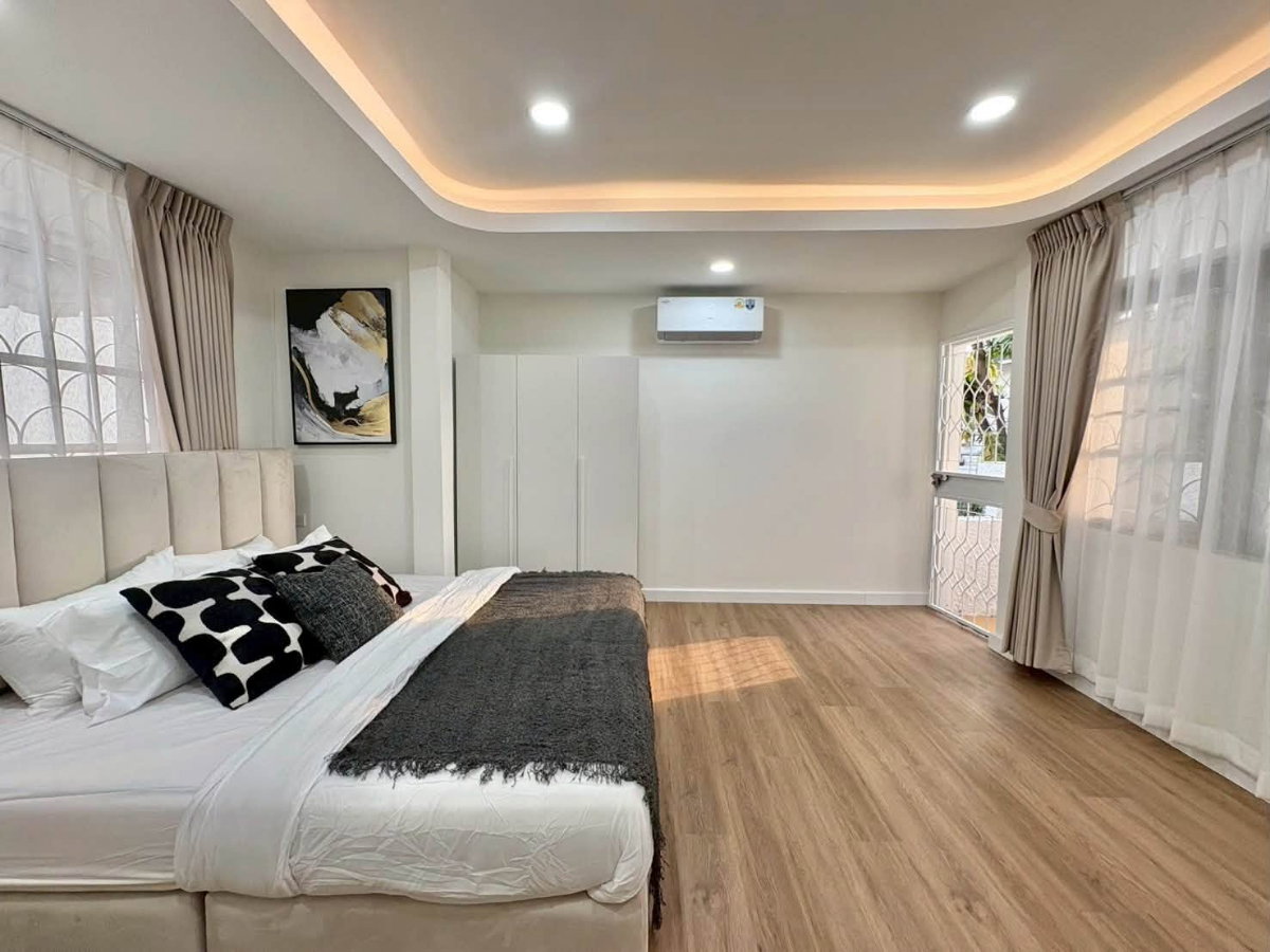 รูป ให้เช่า    บ้านหรูพร้อมสระว่ายน้ำ Luxury Pool Villa for Rent📍 Ratchada __ ☘️ 5 ห้องนอน ☘️  (80 ตร.วา)   - รูปที่ 14/18