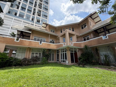 House Ladprao, 5 Bedrooms – MRT Chok Chai 4, for rent