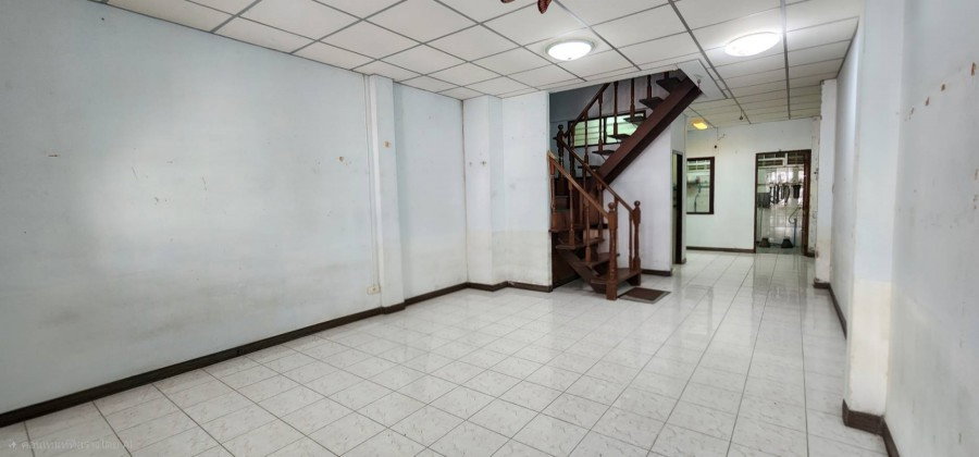 รูป 69080398 : ขายทาวเฮ้าส์ 2 ชั้น หลังริม ต่อเติมระเบียงด้านหน้า บนที่ดินขนาด 21.1 ตร.ว. ซอยพหลโยธิน 64 คูคต ปทุมธานี บ้านดี ราคาถูก - รูปที่ 4/17