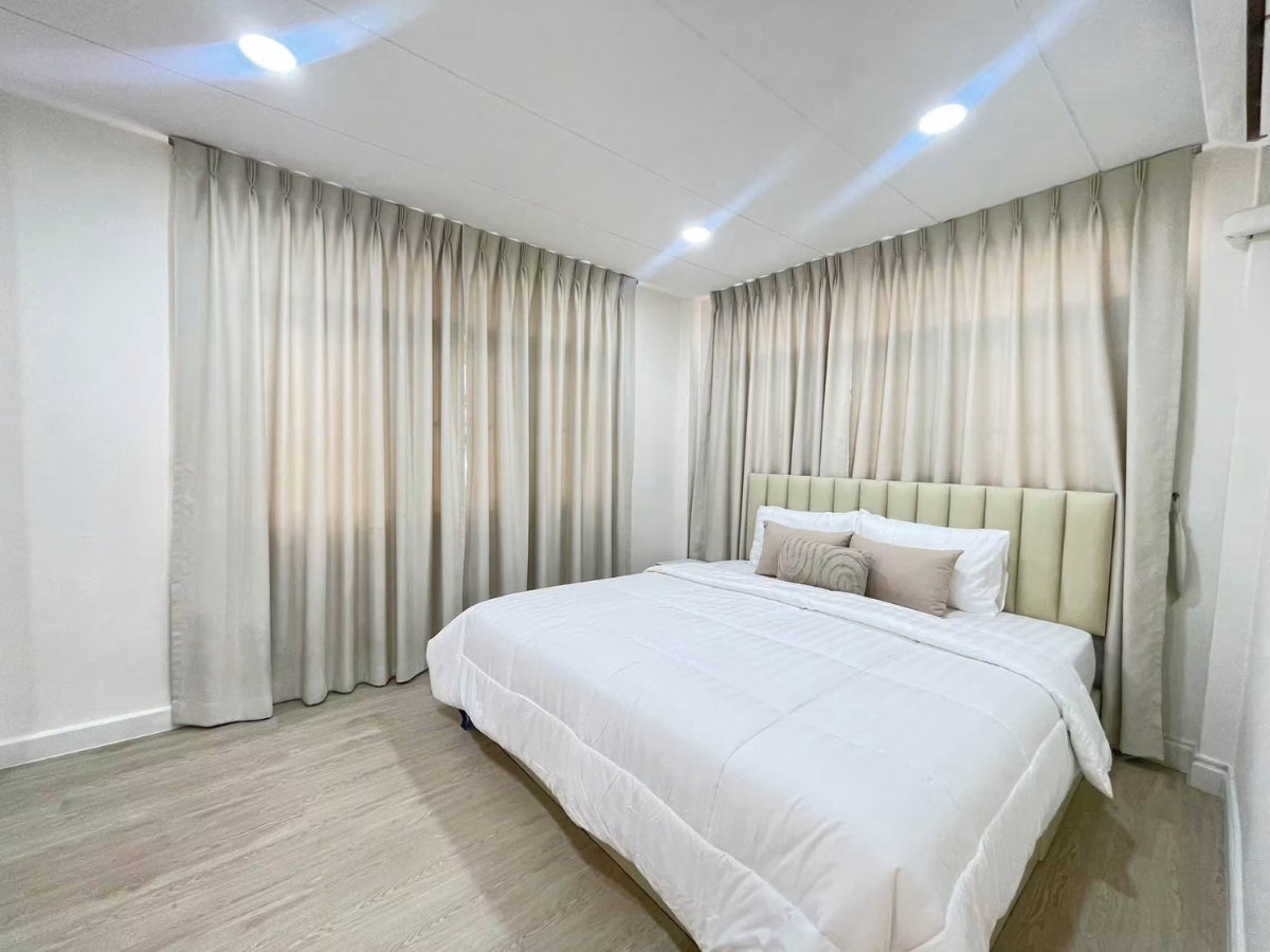 picture LTH16354 – House for Rent | Huai Khwang–Sutthisan | 5 Beds | 3 Baths | 50 Sq.wah | Pet-Friendly | 80K/Month - 4/6