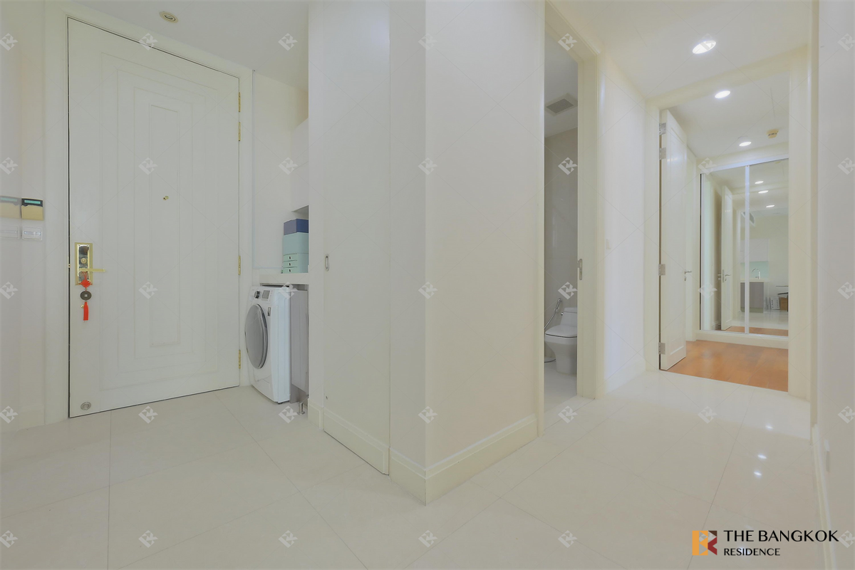 picture Luxury Condo Ready to Move-in at the Best Location Q Langsuan near BTS Ratchadamri - 1/10