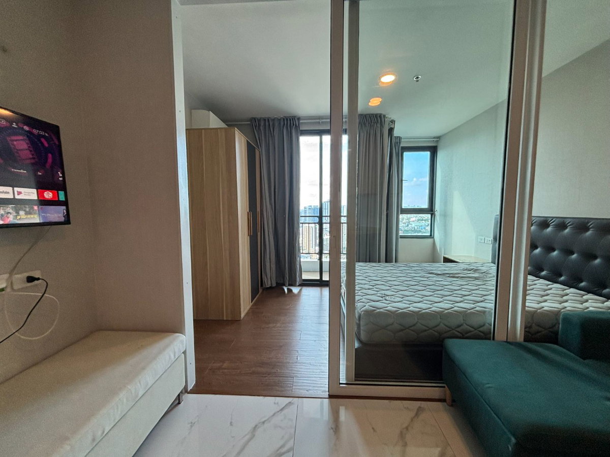 รูป Condo for rent at Artisan Ratchada condo 1 Bedroom | 1 Bathroom 📐 33 ตร.ม. 🌅 ชั้น 30 🛋️ เฟอร์นิเจอร์ + เครื่องใช้ไฟฟ้าครบ พร้อมอยู่ - รูปที่ 3/9