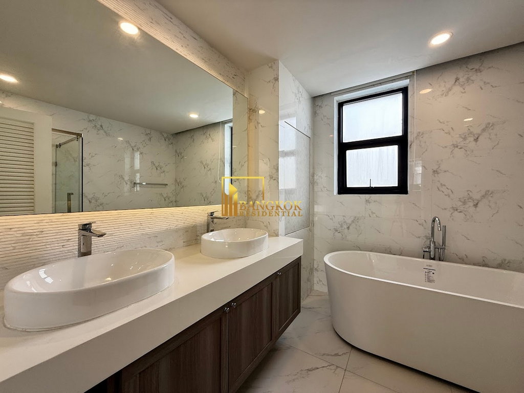 รูป Modern 4 Bedroom Townhouse For Rent in Ekkamai Area - BR49107TH - รูปที่ 20/45