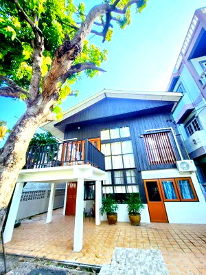 Houses for rent Bangkok : 			750 m. from Boonthavorn Ratchada.3-4bed MRT Sutthisan 850m. Classic Thai-style 2-story detached hous          