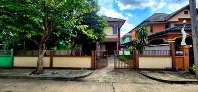 เช่าบ้านเดี่ยว ปทุมธานี : ให้เช่าบ้านเดียว2ชั้น 60 ตร.วา หมู่บ้านสัมมากรคลอง7 แอร์2 3ห้องนอน 2ห้องน้ำ เข้าซอยประมาณ700เมตร .ตรงข้ามโลตัสคลอง7
