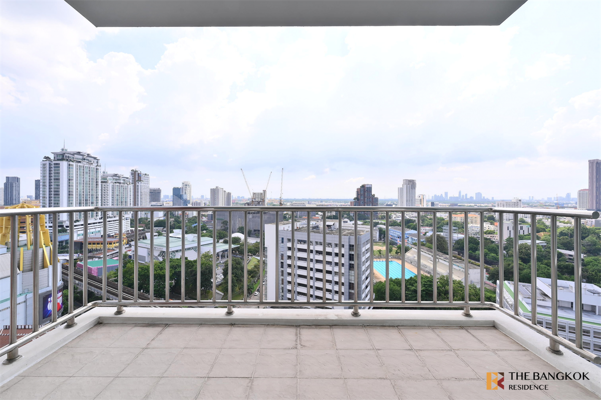 picture Fullerton near BTS Ekkamai Luxury Condo at Special Price - 3/10