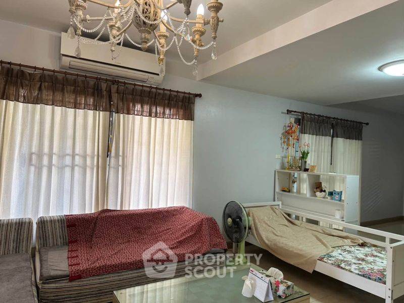 picture 3-BR Semi-detached House in Surasak (ID 3463327) - 4/13