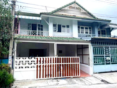 Townhouses for rent Pathumthani : 2-story townhouse for rent in Pruksa 12/1 Village, Liap Khlong 3 Road, Khlong Luang, Pathum Thani Located at the front of the village and  renovated.