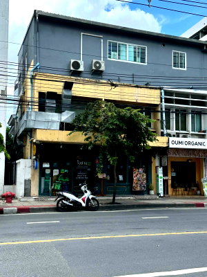 อาคารพาณิชย์ให้เช่า : 🏢✨ ให้เช่าอาคารพาณิชย์ 2 คูหา ติดถนนเอกมัย ซอย 15 | ทำเลศักยภาพใจกลางเอกมัย 