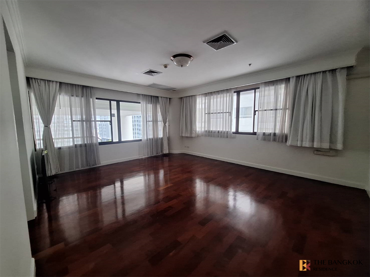 picture Ultimate Luxury Lifestyle with Convenience Le Raffine Sukhumvit 24 - 2/10