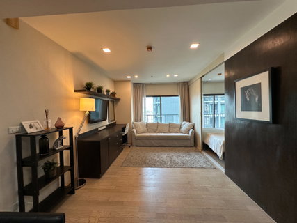 For sale: Noble Remix Sukhumvit 36, 1 bedroom, 1 bathroom, fully furnished, skywalk directly connected to BTS Thonglor, near EmQuartier.