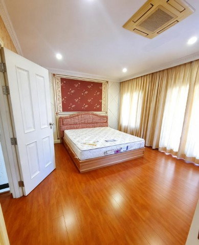 picture 						Luxury 3-storey townhome on Ratchaphruek Road, featuring elegant Italian & Neo Classic interior                     - 5/8
