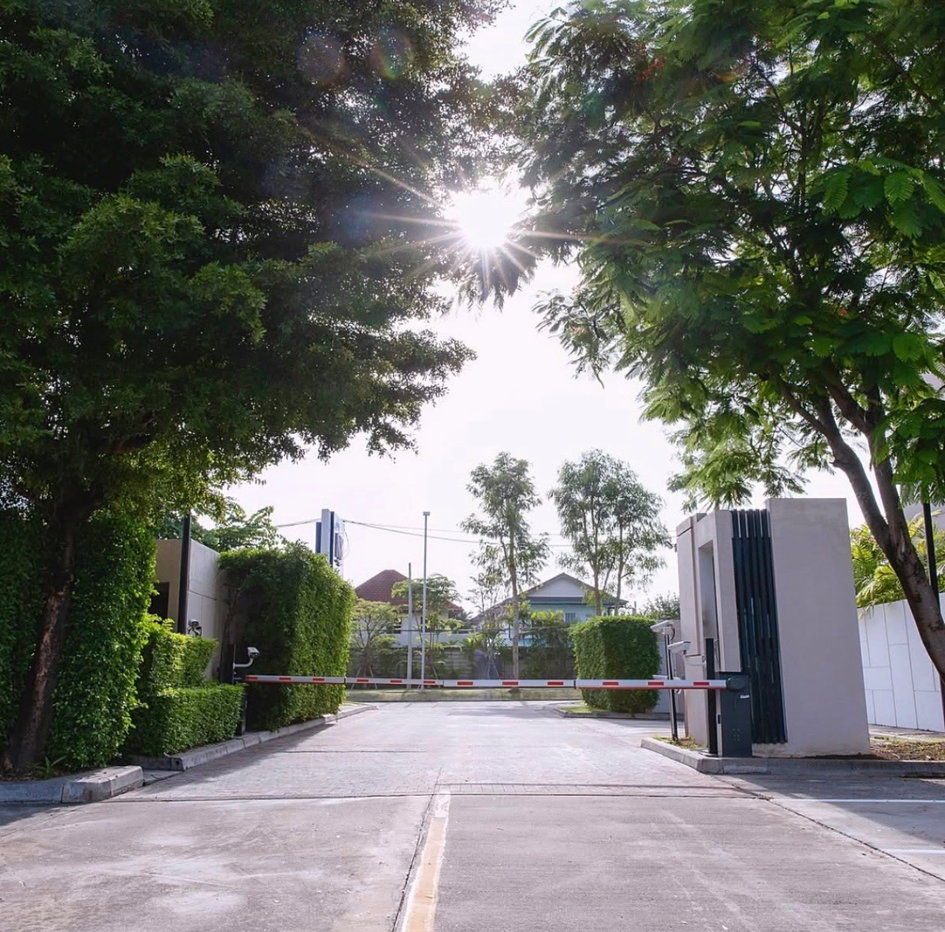 picture 🍃 Condo for RENT! at North 8 Condominium in Serene Lake ** Corner Unit ** - Private, Great Location and Good Security - 18/20