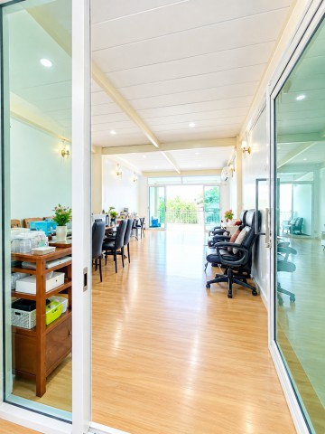 picture Big C Extra Chonburi, 700m from Khiri Intersection  4-story commercial building  - 5/8