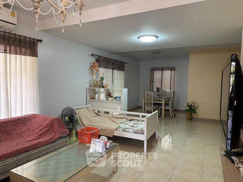 picture 3-BR Semi-detached House in Surasak (ID 3463327) - 3/13