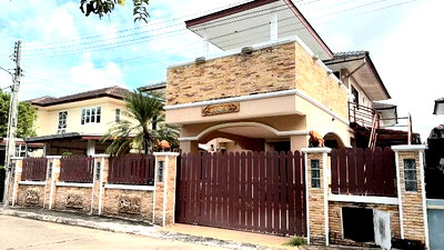 บ้านเดี่ยว นิคมอุสาหกรรมเอเชีย :   ขายบ้านเดี่ยว บ้านฉาง 63 ตร.วา พื้นที่กว้าง มีชั้นดาดฟ้า ใกล้หาดพยูน 1.8 กม. ทำเลดี ฟรีค่าโอน!


