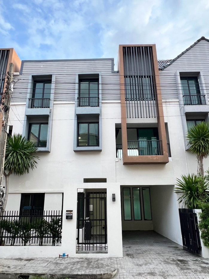 รูป 🏢✨ ให้เช่าทาวน์โฮม/โฮมออฟฟิศ 3 ชั้น หมู่บ้านลูกกอล์ฟ พรีเมียม เมืองทองธานี - รูปที่ 1/18