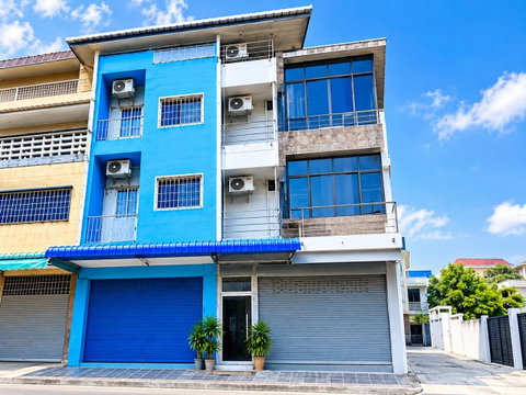 Big C Extra Chonburi, 700m from Khiri Intersection  4-story commercial building 