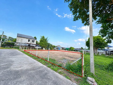 Land for sale in Si Racha, Soi Mo Yoi  a prime location, perfect for building a house.
