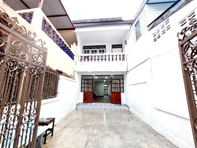 Townhouses for sale Central Si Racha : 2-story townhouse for sale, newly renovated, in a great location near Central Si Racha.
