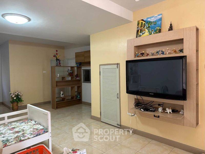 picture 3-BR Semi-detached House in Surasak (ID 3463327) - 7/13