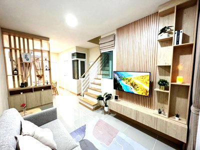 เช่าทาวน์โฮม เทสโก้โลตัส ศรีนครินทร์ : ให้เช่าบ้าน  พรีเมียมทาวน์โฮม 2 ชั้น   ทำเลสุขุมวิท โกลเด้นท์ทาวน์ สุขุมวิท-ลาซาล เฟอร์ครบ เครื่องใช้ไฟฟ้า พร้อมเข้าอยู่