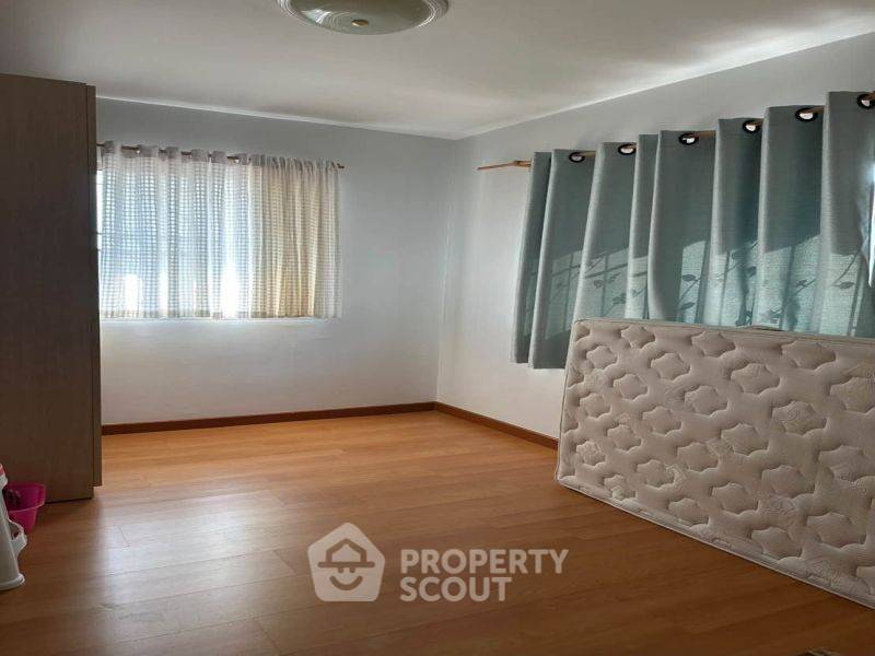 picture 3-BR Semi-detached House in Surasak (ID 3463327) - 9/13