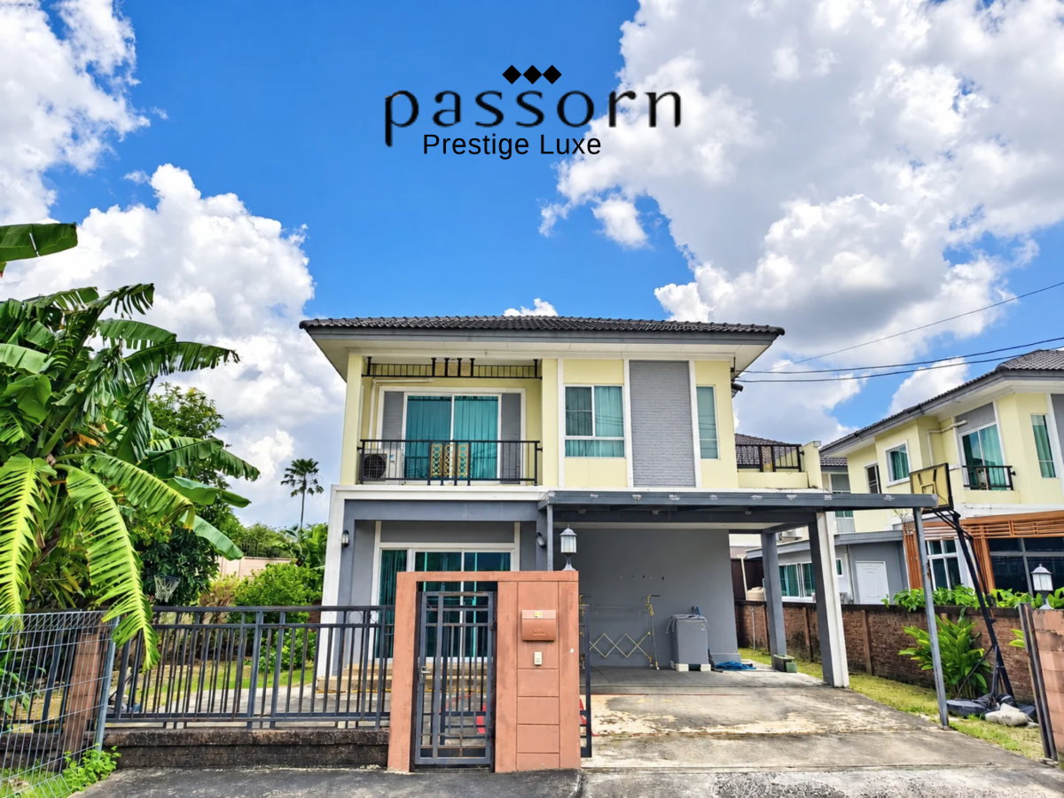 A detached house with the largest surrounding grounds in the entire village. Situated on a corner plot near the security guard post, yet off
