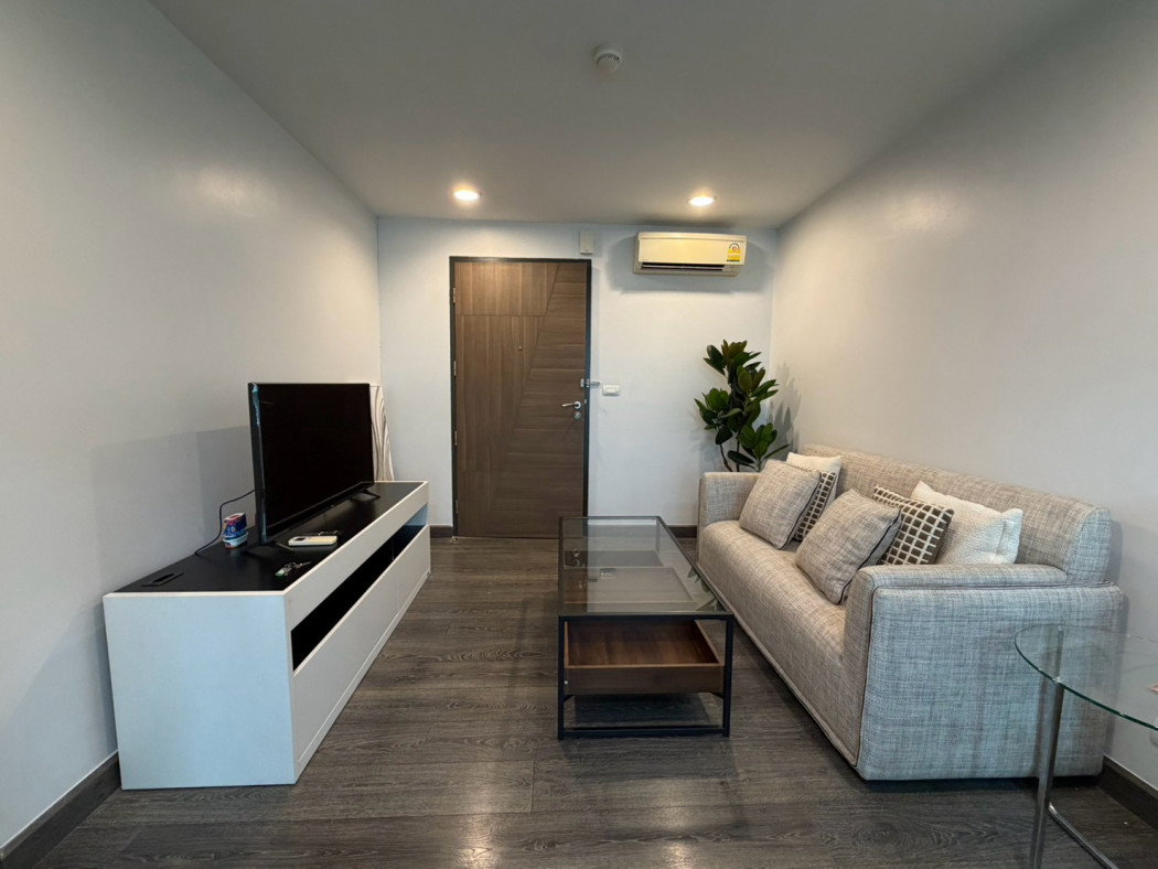Condo for rent, Rende Sukhumvit 23, fully furnished, ready to move in, with bathtub, near MRT Sukhumvit, 40 sq m, 3rd floor.