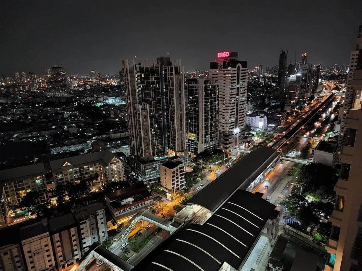 รูป Villa Sathorn【𝐑𝐄𝐍𝐓】🔥ห้องโทนเข้มทันสมัย กั้นโซนโปร่ง โซฟานุ่ม พร้อมวิวเมืองยามค่ำคืน🔥 ติดต่อไลน์ไอดี: @hacondo - รูปที่ 5/5