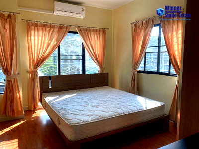 Townhouses for rent Bang Sao Thong Samut Prakarn : Townhome for rent at Modi Villa Bangna KM. 26. Corner unit with a spacious lot, partially furnished.