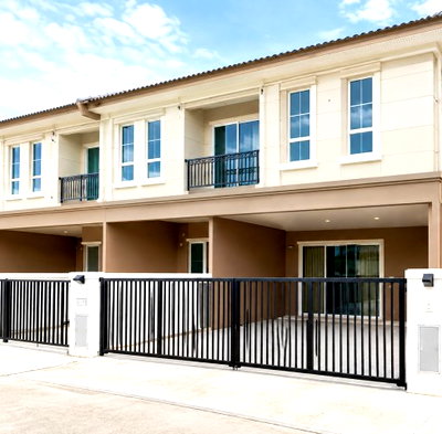 Townhouses for rent Pathumthani : 			Baan Fah Le Marché 2.2 km. NimitMai 850m.2-story townhome 3bed 2bath LamLukKa market.700m. 19sq.w. 150 sq.m.  Wongwaen-LamLukKa Khlong7          