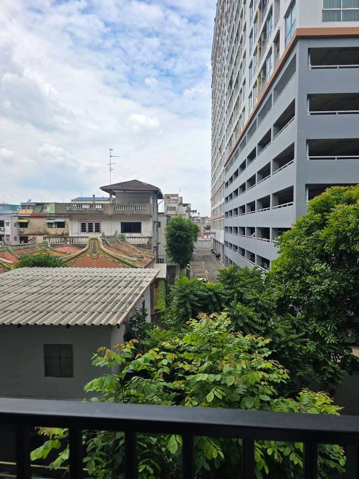 รูป The Matt Sathorn - Thapra 2【𝐑𝐄𝐍𝐓】🔥ห้องนั่งเล่นอบอุ่น โซฟากำมะหยี่นุ่มสบาย พร้อมระเบียงวิวโปร่ง🔥 ติดต่อไลน์ไอดี: @hacondo - รูปที่ 5/5