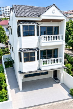 			OrTorKor Marketing Organization 300 m. 3-story corner townhouse for Farmers intersection in Nonthabu          