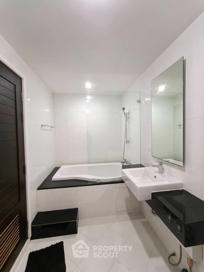 picture 2-BR Condo At Panna Residence 3 In The CMU, Chiang Mai (ID 3467722) - 10/14
