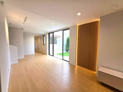 Townhouses for sale Bangna Commercial College : If you are looking for a house in the Bangna area with space to park multiple cars, and your budget is 9.5 million baht, take a look at this property.