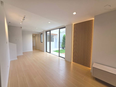 If you are looking for a house in the Bangna area with space to park multiple cars, and your budget is 9.5 million baht, take a look at this property.