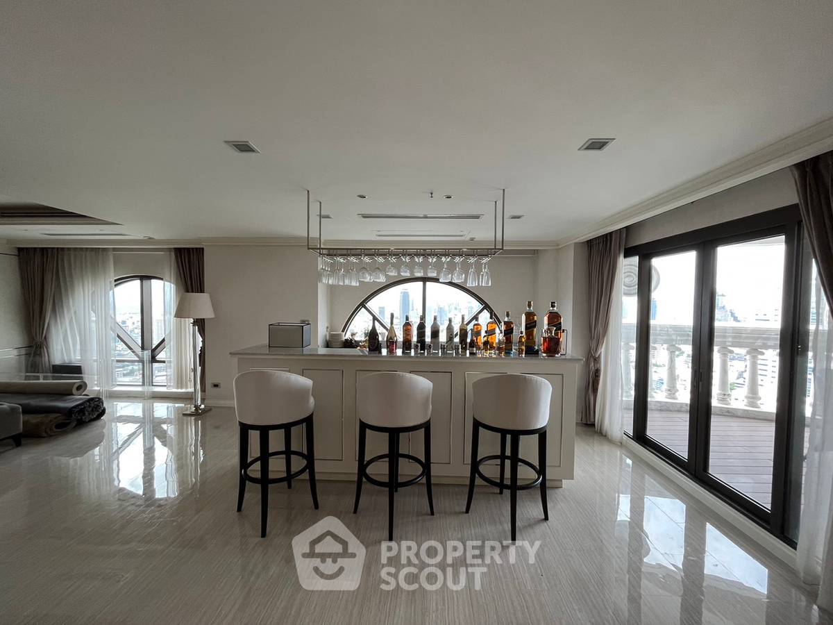 picture 3-BR 347 Sqm, 44th-Floor Nusa State Tower Condominium, BTS Saphan Taksin (ID 1821248) - 10/15